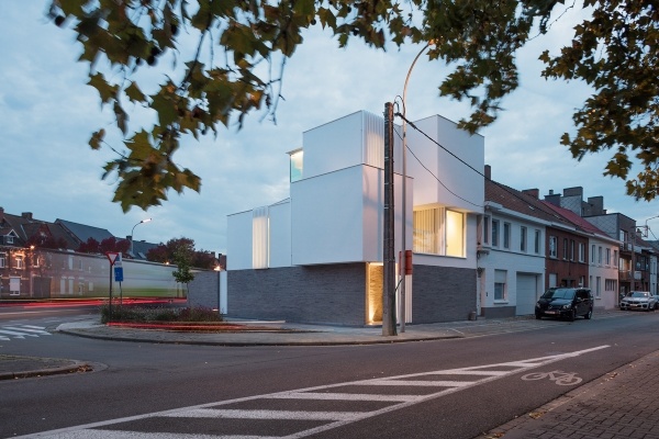 Sloop en herbouw van een halfopen woning te Roeselare